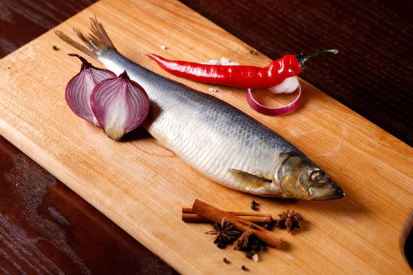 Salted herring with red pepper, onion, cinnamon sticks — Stock Photo, Image
