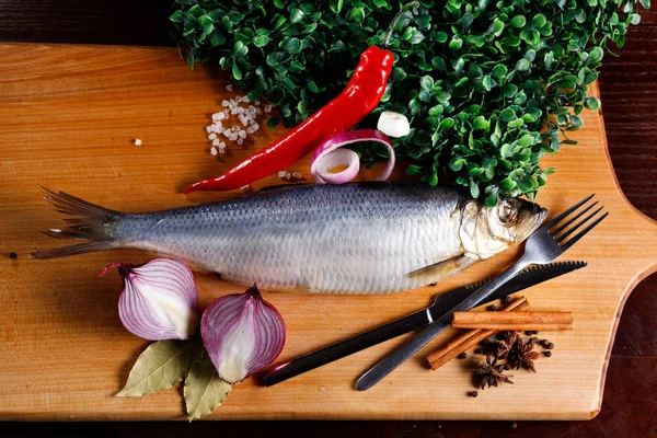 Salted herring with red pepper, onion, cinnamon sticks — Stock Photo, Image