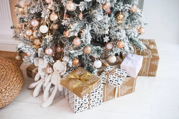 Albero di Natale con tanti regali . — Foto Stock