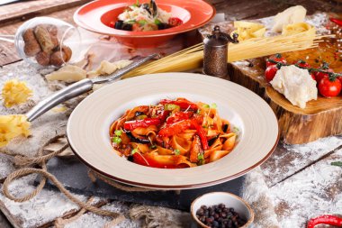 Beyaz kasede domates soslu ev yapımı Akdeniz spagettisi, yemek pişirmek için malzemeler.