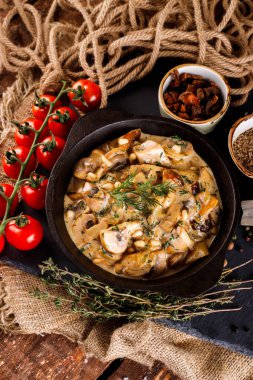 Krema soslu mantarlar, jülyen, şampiyon, şist siyah tahtasında yemek pişirme ürünleri.
