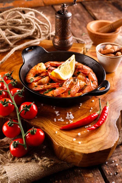 Gebakken grote garnalen in tomatensaus met olijfolie, knoflook, koriander en sojasaus, volgende ingrediënten voor het koken — Stockfoto