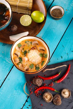 Pirinç ve sebzeli domates çorbası, beyaz tencere, yakın plan.,