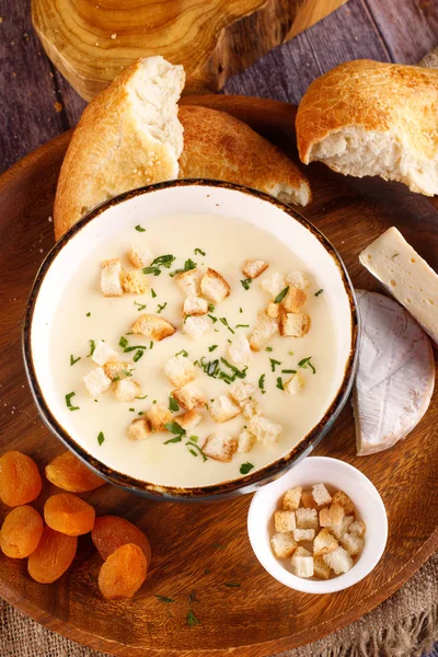 Sahnesuppe mit Petersilie und Pilzen auf dem Tisch — Stockfoto