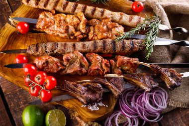 Taze, ev yapımı biftek kebabı sebze ve baharatlı barbekü soslu ve ketçaplı.