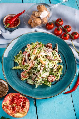 Karides ve pastırma salatası, marul ve domates.