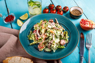 Karides ve pastırma salatası, marul ve domates.