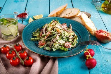 Karides ve pastırma salatası, marul ve domates.