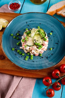 Masadaki Olivier salatası.