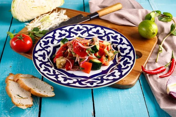 호밀 샐러드와 체리 토마토, 붉은 양파, 녹색 채소. — 스톡 사진