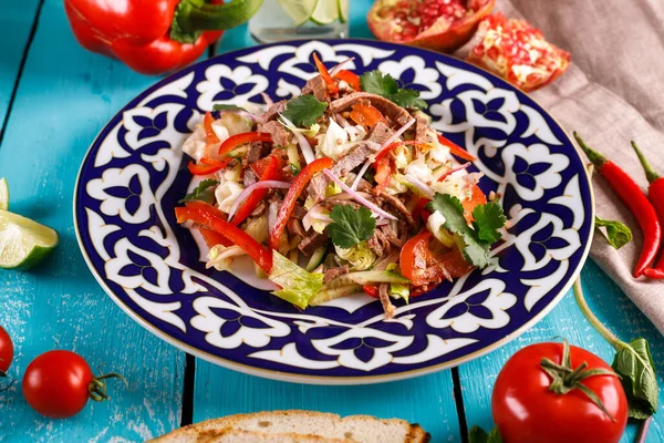 Biftek, ot ve kırmızı biberli taze salata.. — Stok fotoğraf