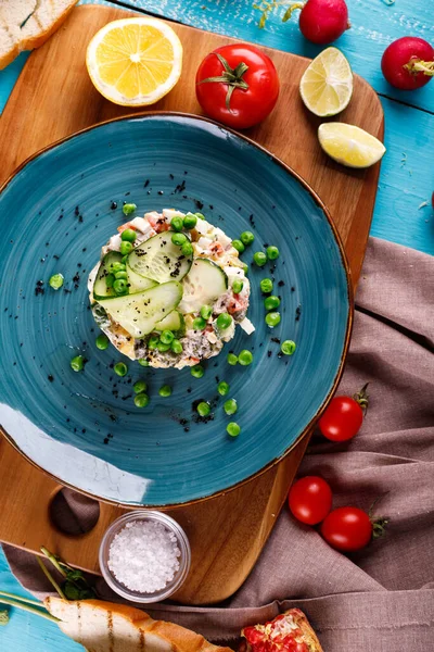 Salade Olivier dans une assiette sur la table — Photo