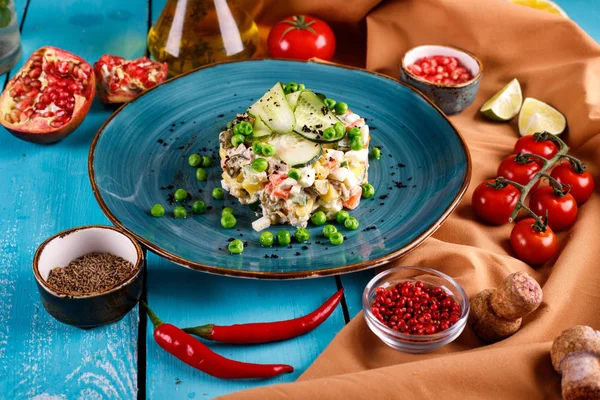 Masadaki Olivier salatası.