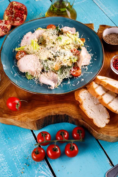 테이블에 접시에 있는 시저 샐러드 — 스톡 사진