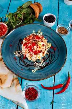 Karides ve bıldırcın yumurtalı salata ve kırmızı havyar yeni yıl salatası.,