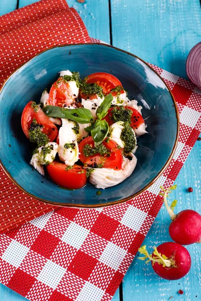 Čerstvě Připravený Salát Mozzarellou Cherry Rajčaty Bazalkou Arugula Pestem Tradiční — Stock fotografie