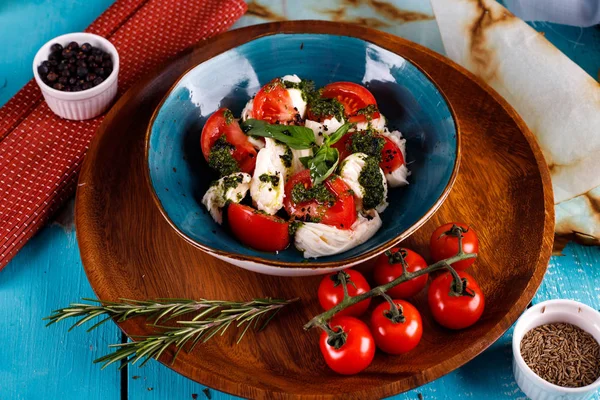 Ensalada Caprese Recién Preparada Con Mozzarella Tomates Cherry Albahaca Pesto — Foto de Stock