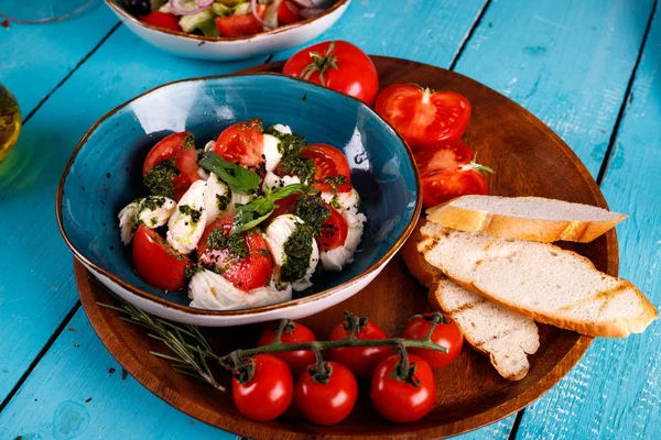 Ensalada Caprese Recién Preparada Con Mozzarella Tomates Cherry Albahaca Pesto — Foto de Stock