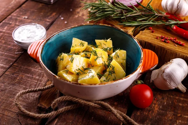 Patate Bollite Con Aneto Burro Accanto Verdure Fondo Legno — Foto Stock