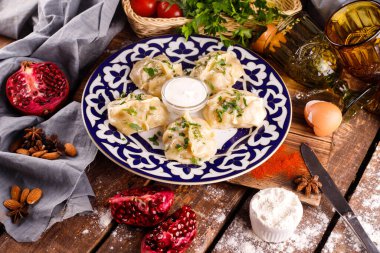 Et, ot ve domates soslu Gürcü khinkali hamur tatlısı Satsebeli.