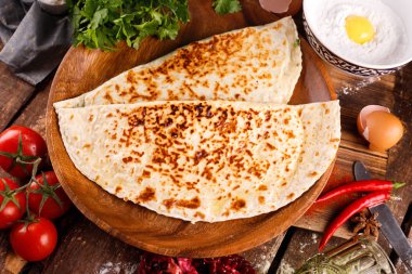 Azerbaycan ulusal mutfağı bir tabakta kutabs ile ayırt edilir. Üst görünüm ve tahta arkaplan