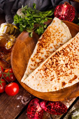 Azerbaycan ulusal mutfağı bir tabakta kutabs ile ayırt edilir. Üst görünüm ve tahta arkaplan