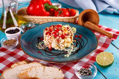 Karides ve bıldırcın yumurtalı salata ve kırmızı havyar yeni yıl salatası.,