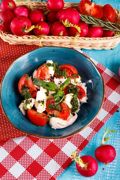 Ensalada Recién Preparada Con Mozzarella Tomates Cherry Albahaca Pesto Rúcula — Foto de Stock