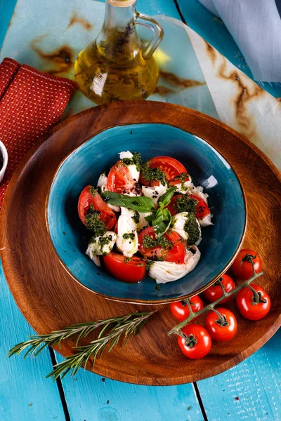 Ensalada Caprese Recién Preparada Con Mozzarella Tomates Cherry Albahaca Pesto — Foto de Stock