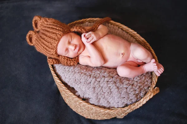 Newborn Boy Knitted Hat Sleeping Blanket Lies Basket Top View — Stock Photo, Image
