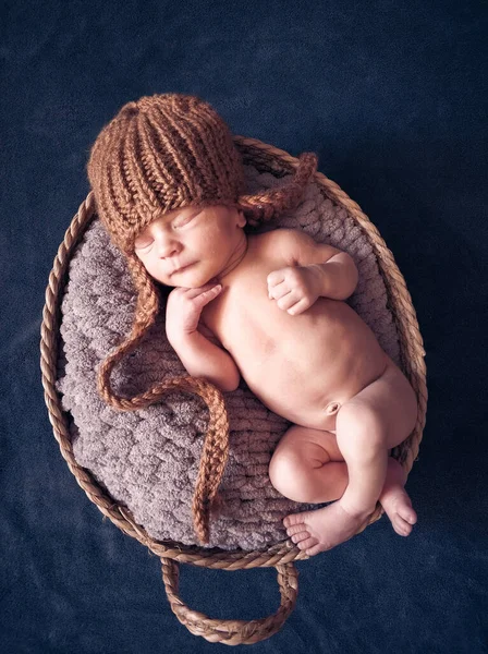 Newborn Boy Knitted Hat Sleeping Blanket Lies Basket Top View — Stock Photo, Image