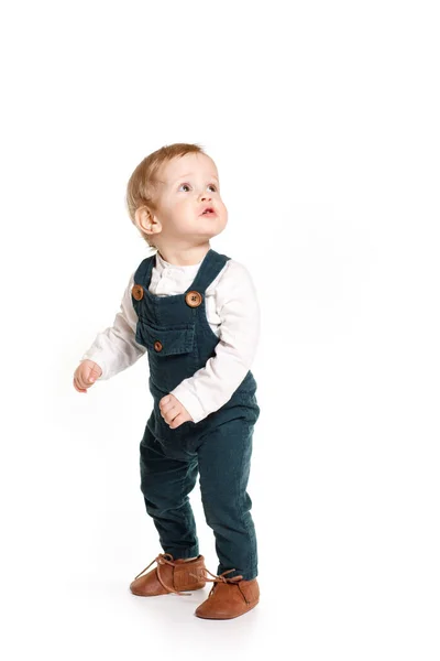 Een Eenjarige Jongen Een Groen Jumpsuit Een Witte Achtergrond — Stockfoto