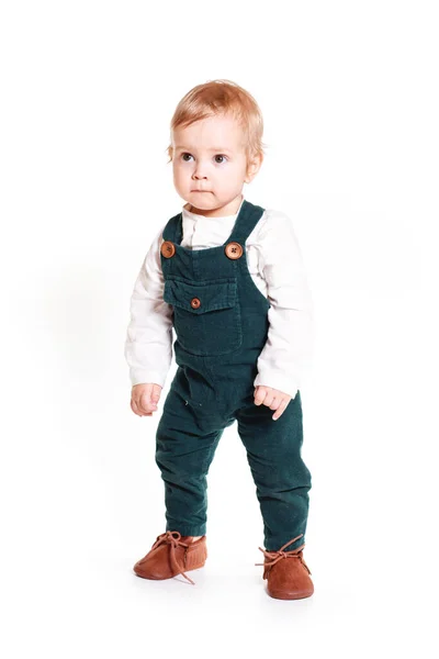 Een Eenjarige Jongen Een Groen Jumpsuit Een Witte Achtergrond — Stockfoto
