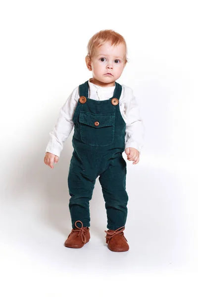 Een Eenjarige Jongen Een Groen Jumpsuit Een Witte Achtergrond — Stockfoto