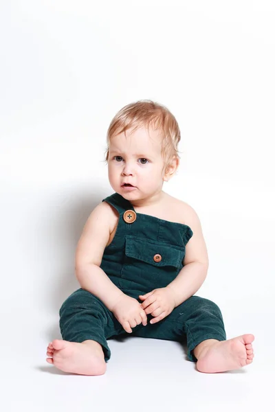 Een Eenjarige Jongen Een Groen Jumpsuit Een Witte Achtergrond — Stockfoto