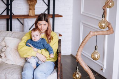 Mutlu anne ve oğul kanepede oturuyor..