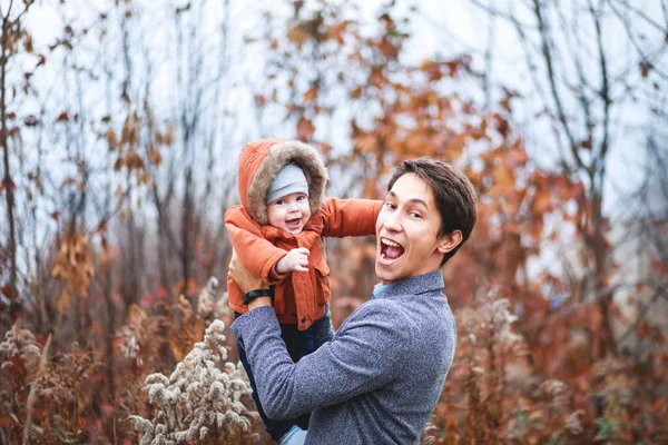 Pequeño Hijo Sienta Sobre Los Hombros Joven Padre Sobre Fondo — Foto de Stock