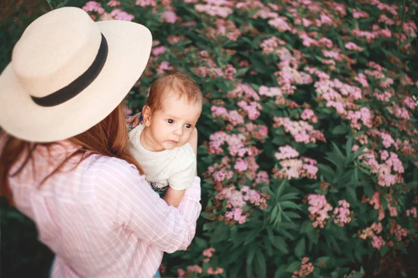 Uma Jovem Mãe Com Uma Criança Nos Braços Passeio Jardim — Fotografia de Stock