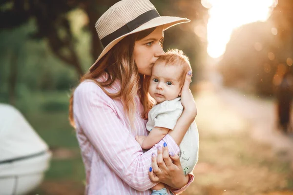 Uma Mãe Abraça Seu Filho Livre Natureza Contra Pano Fundo — Fotografia de Stock