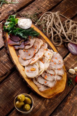 Söğüş et - farklı türde et, ahşap bir masanın arkasında.