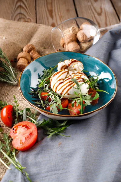 Peynirli burrata ve kilo verme marulu için salata. Prigotovleniya 'nın malzemelerinin yanında.