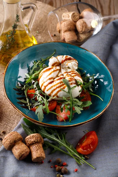 Peynirli burrata ve kilo verme marulu için salata. Prigotovleniya 'nın malzemelerinin yanında.