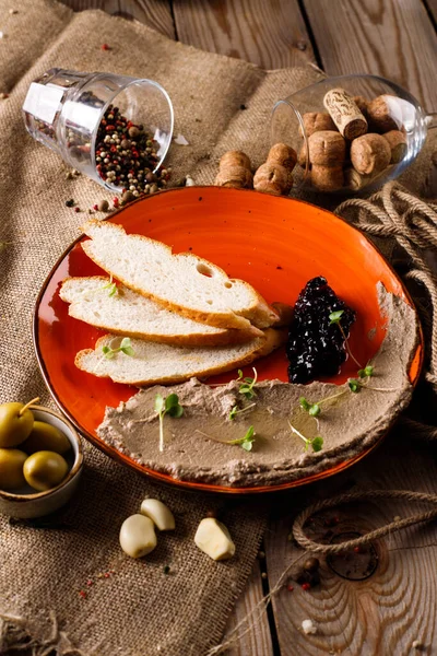 Paté Fresco Untado Plato Junto Rebanadas Pan Contra Una Mesa — Foto de Stock