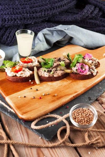 Bocadillos Con Paté Pepino Para Cerveza Servido Con Cerveza — Foto de Stock