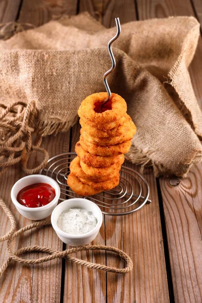 Fried Breaded Onion Rings Beer Sauce Wooden Table Background — Stock Photo, Image