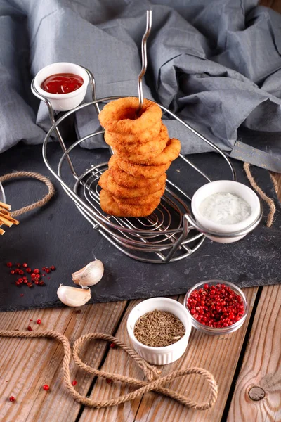 Fried Breaded Onion Rings Beer Sauce Wooden Table Background — Stock Photo, Image