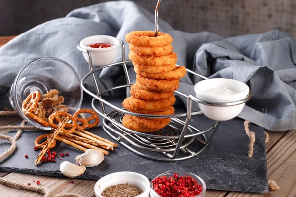 Fried Breaded Onion Rings Beer Sauce Wooden Table Background — Stock Photo, Image