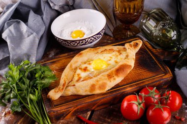 Adjarian 'da Khachapuri. Mozzarella ve yumurtalı açık turta. Gürcistan mutfağı.