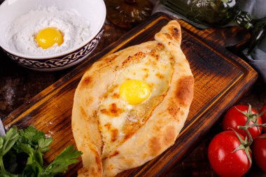 Adjarian 'da Khachapuri. Mozzarella ve yumurtalı açık turta. Gürcistan mutfağı.