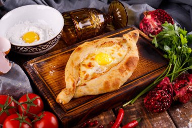 Adjarian 'da Khachapuri. Mozzarella ve yumurtalı açık turta. Gürcistan mutfağı.